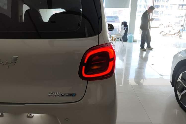 Used Wuling Hongguang MINIEV 2025 Four-Door Version Advanced Edition Right Rear Taillight