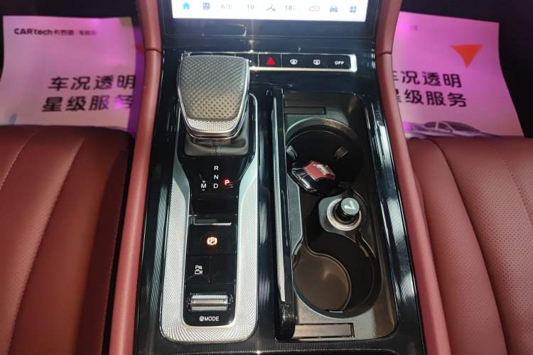 Used Hongqi H5 2025 2.0T Automatic Flag Edition – 500 000 Units Commemorative Version Gear Lever