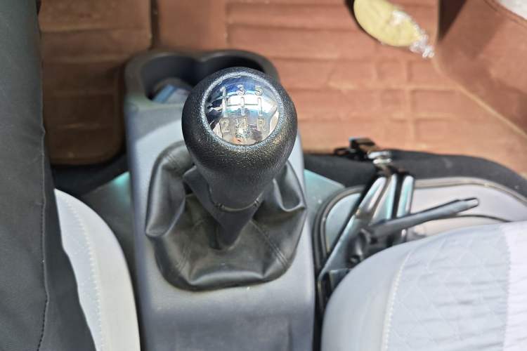 Used Jinbei Hiace X30 2023 1.5L Super-Comfortable Passenger Van 5/6/7-Seater Non-Air-Conditioned Version Model SWC15M Gear Lever