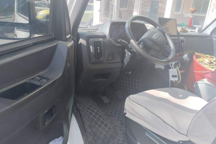 Used Iveco Daily 2023 2.5T A35M1 Short Wheelbase Low-Roof Single-Tire Side-Sliding Door 5-9 Seater
