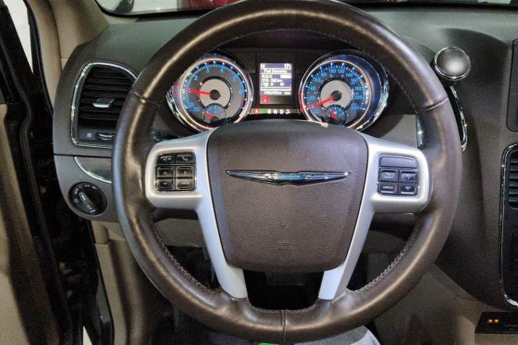 Used Chrysler Grand Voyager 2014 3.6L Comfort Edition Steering Wheel