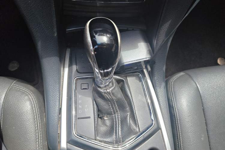 Used JMC Yusheng S350 2013 2.4T Automatic 4x4 Diesel Ultra-Luxury 5-Seater Gear Lever