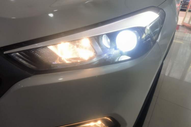 Used Hyundai Tucson 2015 1.6T Dual-Clutch Two-Wheel-Drive Smart Model Left Front Headlight