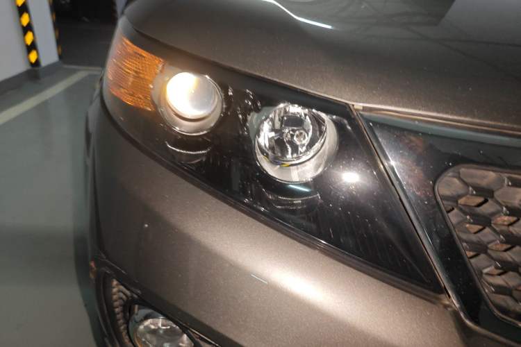 Used Kia Sorento 2009 2.4L Comfort Edition Right Front Headlight