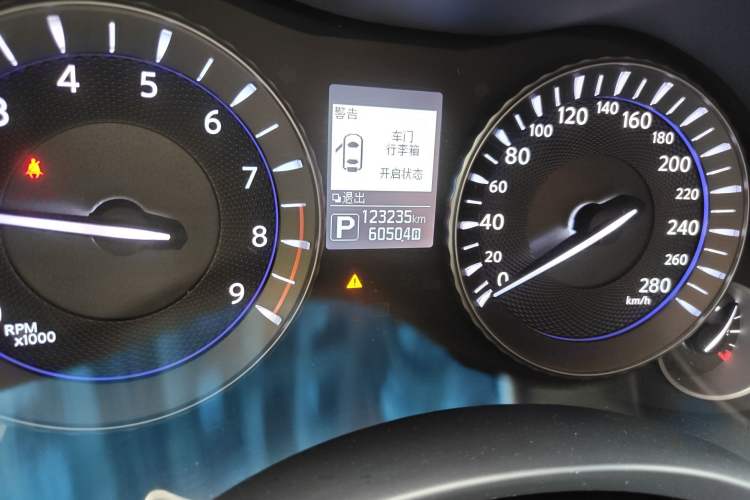 Used Infiniti Q70 2015 Q70L 2.5L Elite Edition Odometer Close Up