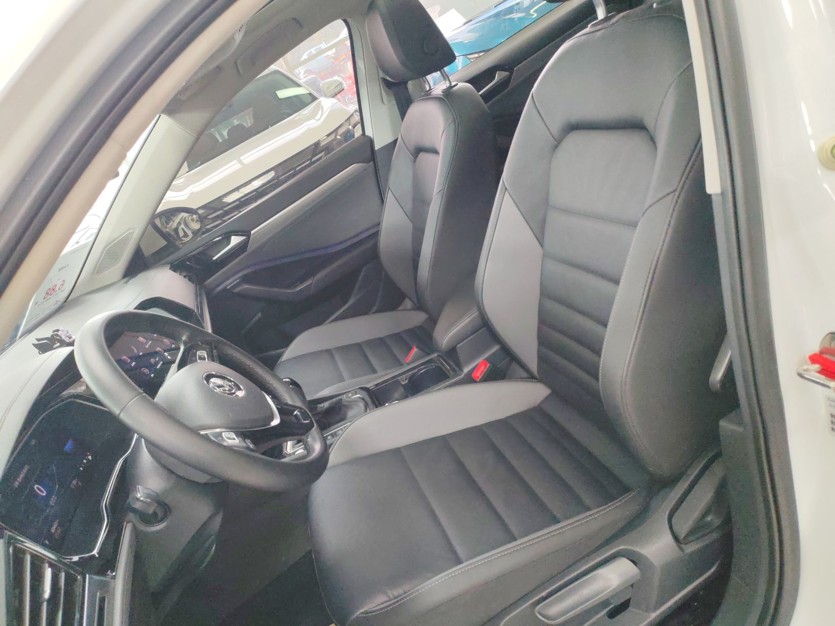 Переднее сиденье в автомобиле