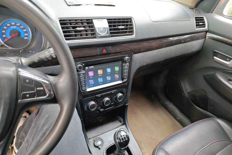 Used Dongfeng Fengon 360 2015 1.3T Diesel Manual Luxury 7-Seater Audio And AC Panel