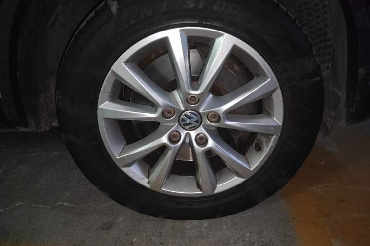 Used Volkswagen Touareg 2017 3.0 TSI Touareg Model Right Front Wheel Hub