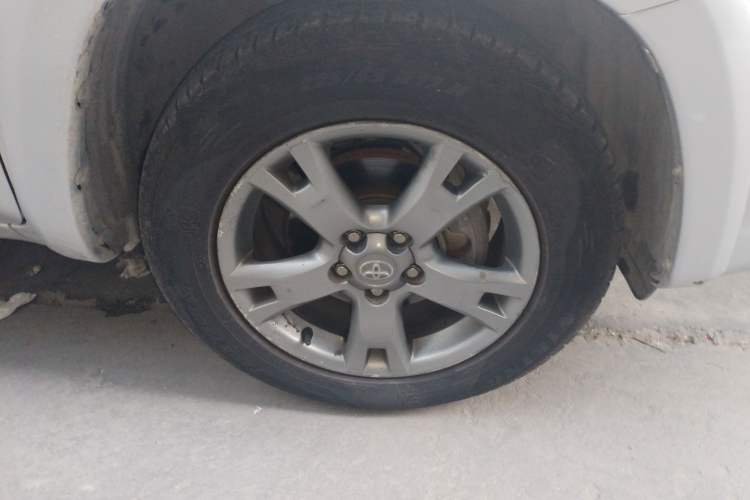 Used Toyota RAV4 2012 Luxurious 2.4L Automatic 4x4 with Stylish Features
