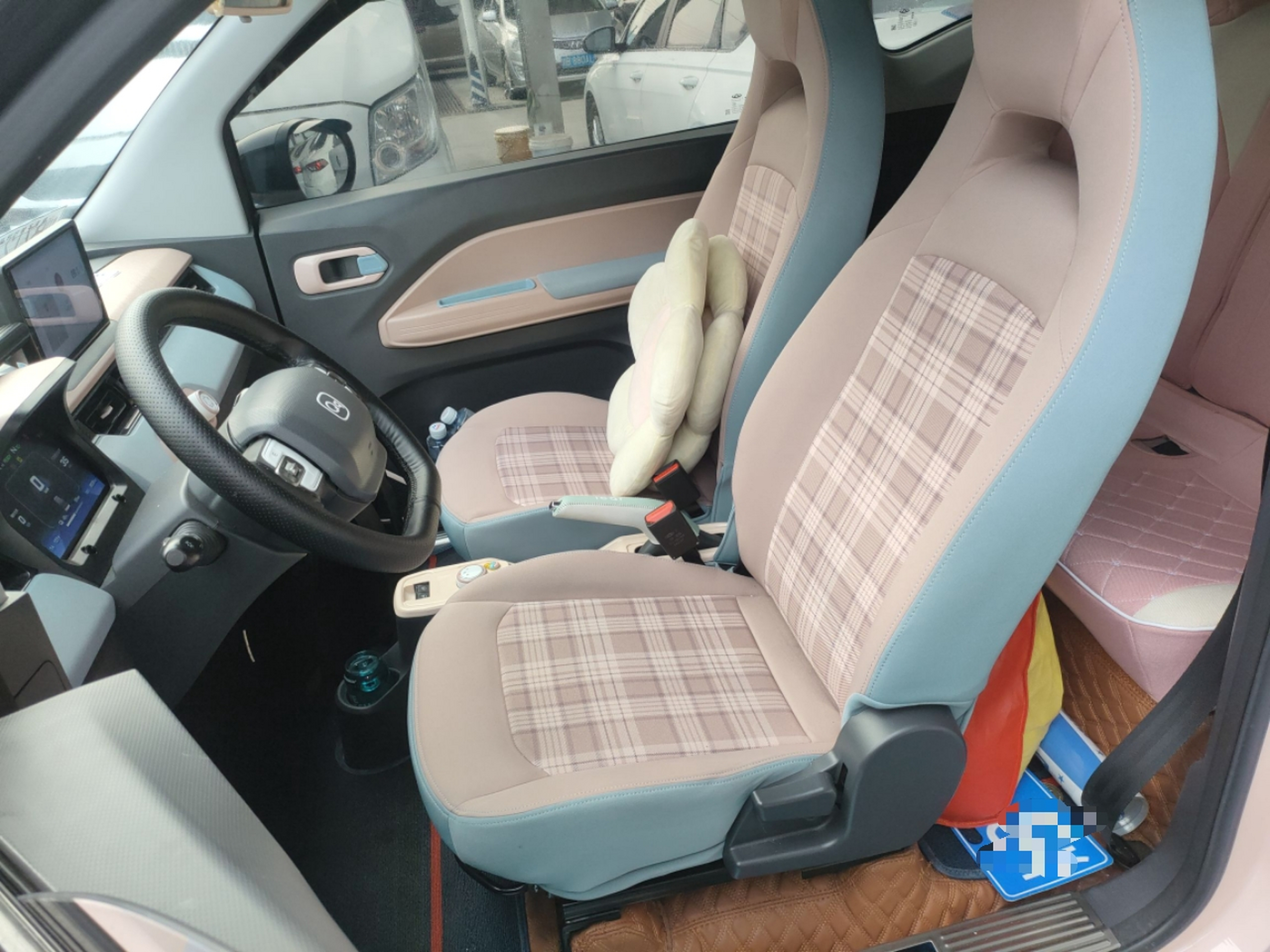 المقاعد الأمامية داخل السيارة