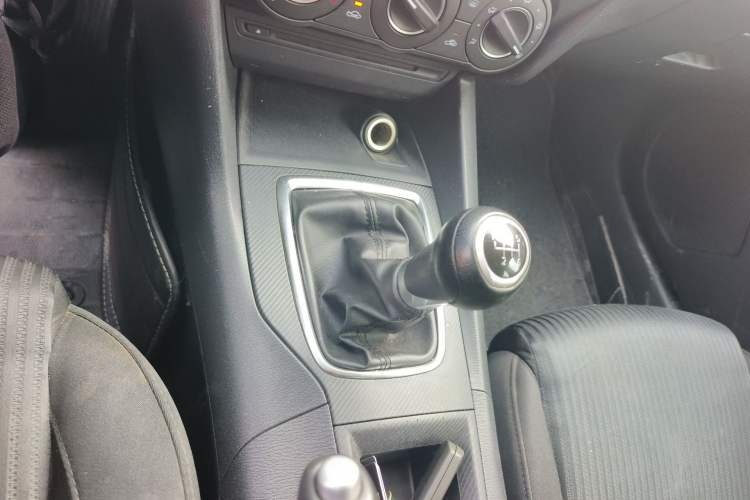 Used Mazda 3 Axela 2014 Sedan 1.5L Manual Comfort Model
