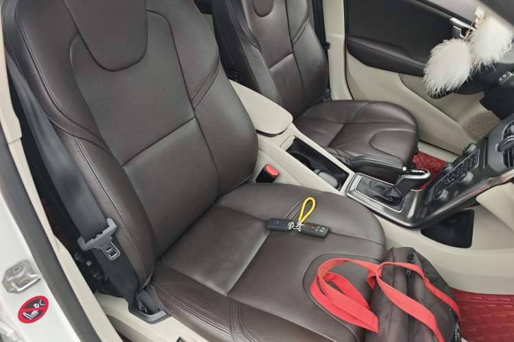 Used Volvo V40 2015 1.6T Zhiyi Edition
