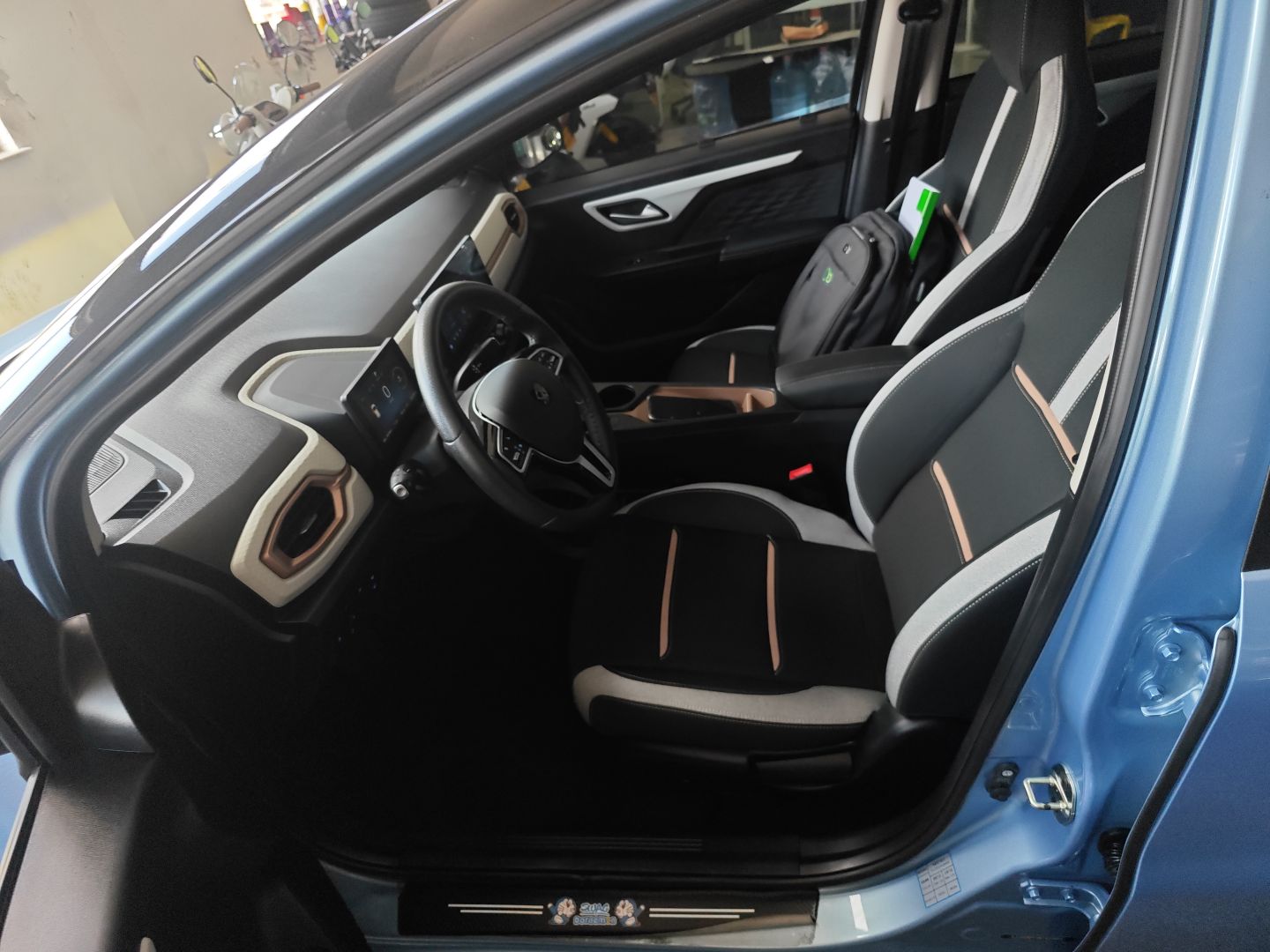 المقاعد الأمامية داخل السيارة