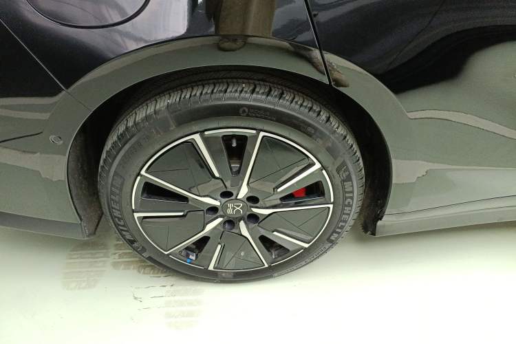 Used BYD Han L 2025 EV 701KM LiDAR Deluxe Edition Right Rear Wheel Hub