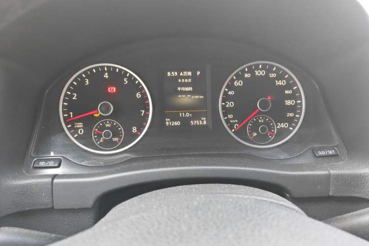 Used Volkswagen Tiguan 2015 1.8TSI Automatic All-Wheel-Drive Luxury Model Odometer Close Up