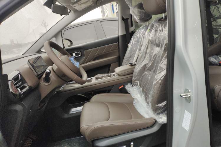 Used Wuling Wuling Starlight 730 2025 Model Plug-in Hybrid 125km Luxury Edition