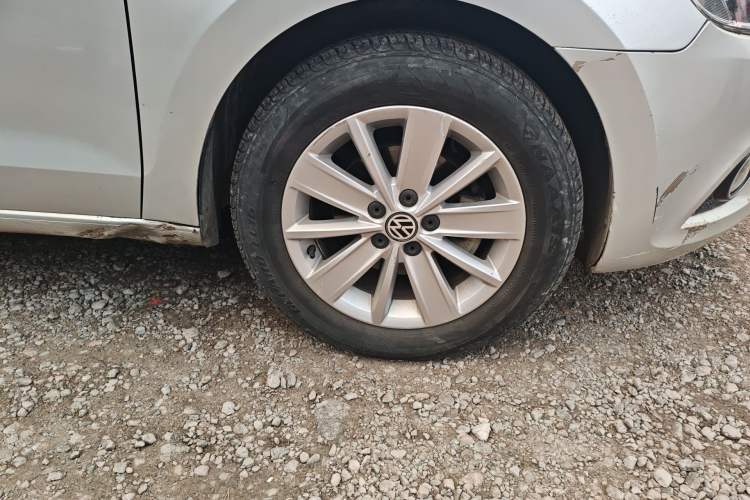 Used Volkswagen Jetta 2015 Zhuihui Edition 1.6L Manual Comfort Model Right Front Wheel Hub