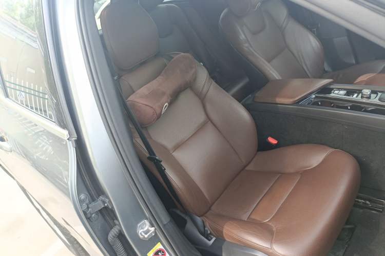 Used Volvo XC60 2021 T5 4x4 Smart Luxury Edition Right Front Seat