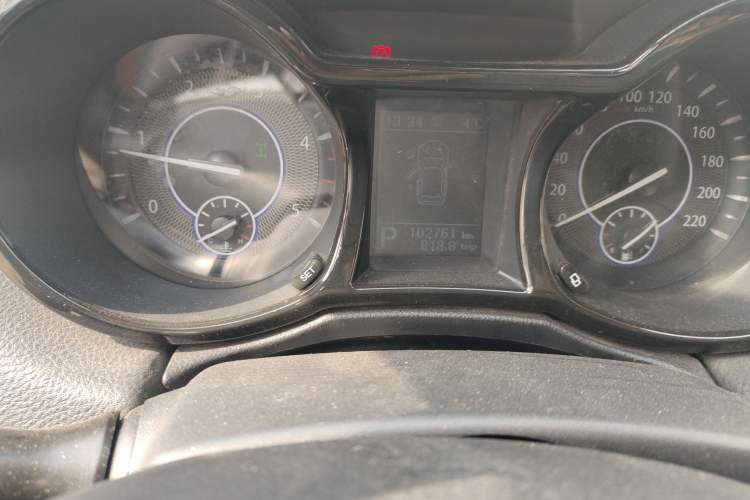 Used JMC Yusheng S350 2013 2.4T Automatic 2WD Diesel Luxury 7-Seater Odometer Close Up