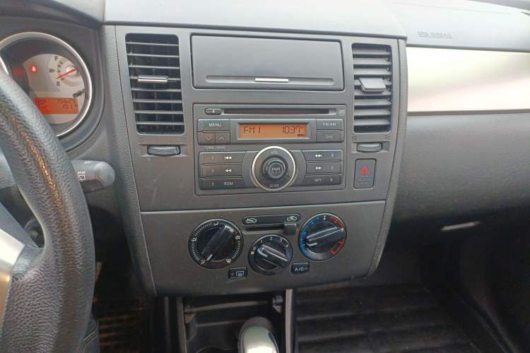 Used Nissan Tiida 2008 1.6L Automatic Fashion Edition Audio And AC Panel