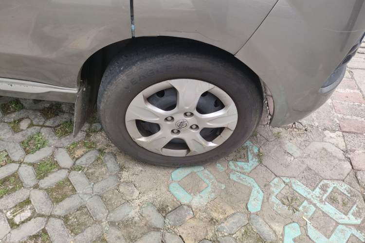 Used Jinbei New Hiace X30L CNG 2023 100L CNG Wealth Edition Bus 6/7-Seater Central Air-Conditioned Model SWCC15M Right Front Wheel Hub