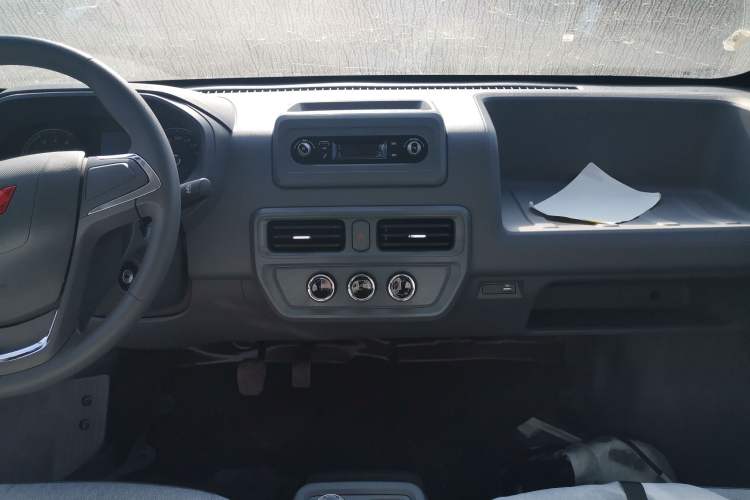 Used Wuling Yangguang 2024 300KM Comfort Version Passenger Van 75kW
