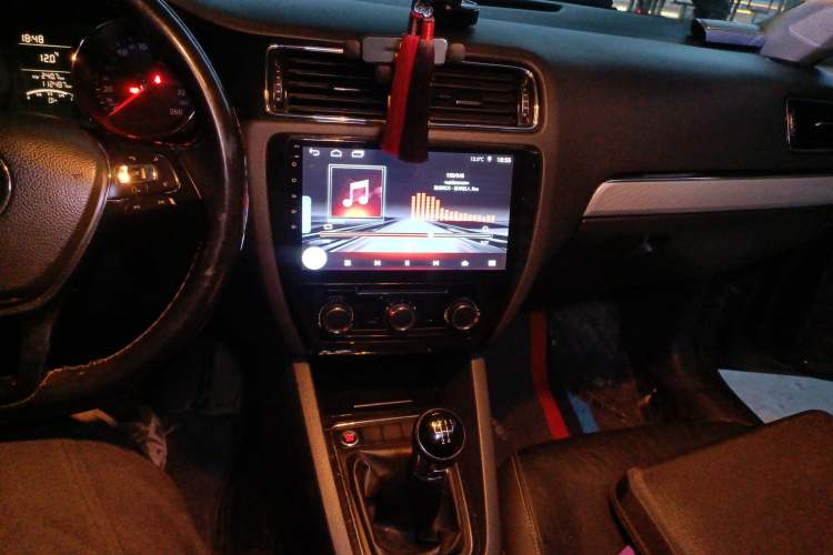 Used Volkswagen Sagitar 2017 1.6L Manual Comfort Model Audio And AC Panel