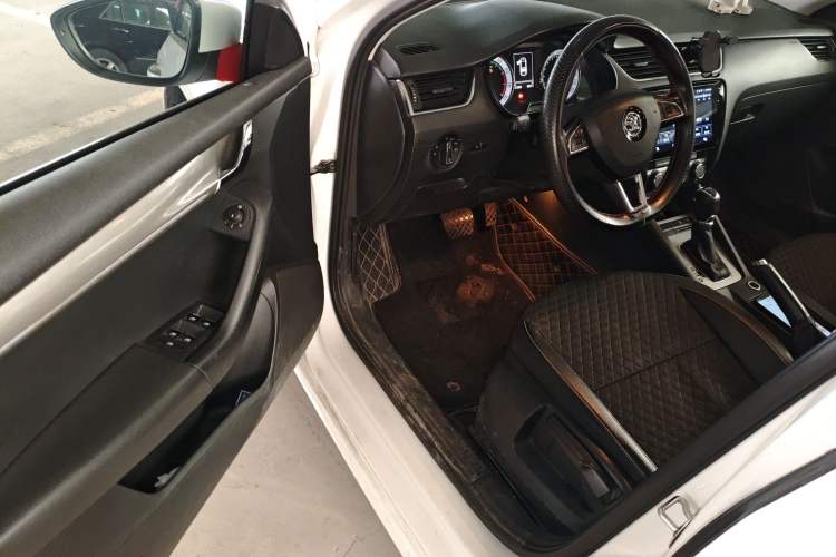 Used Skoda Octavia 2018 1.6L Automatic Luxury Edition Driver Seat