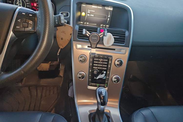 Used Volvo XC60 2017 T5 Smart Upgrade Edition Audio And AC Panel