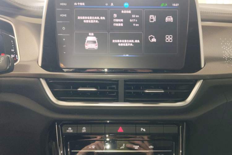 Used Volkswagen T-ROC 2025 Facelifted 300TSI DSG Two-Wheel-Drive Chen Guang Edition Audio And AC Panel