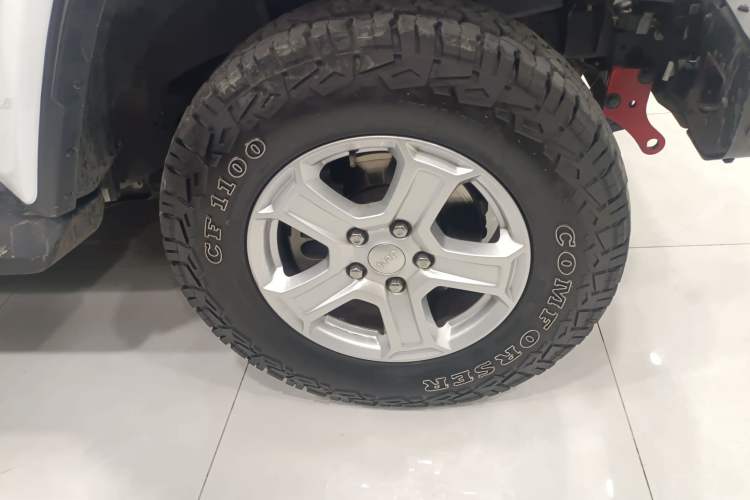 Used Jeep Wrangler 2019 2.0T Sahara Four-Door Brilliant Top Version China VI Emission Standard