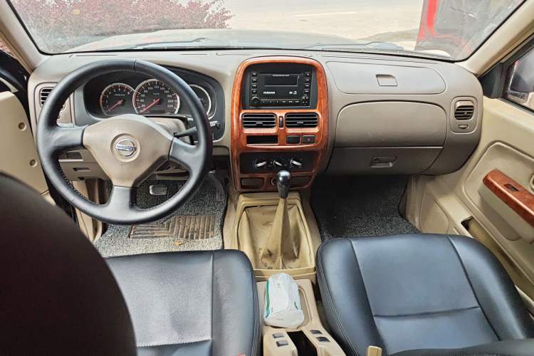 Used Nissan D22 2013 2.4L Gasoline Two-Wheel-Drive Standard Model Center Console