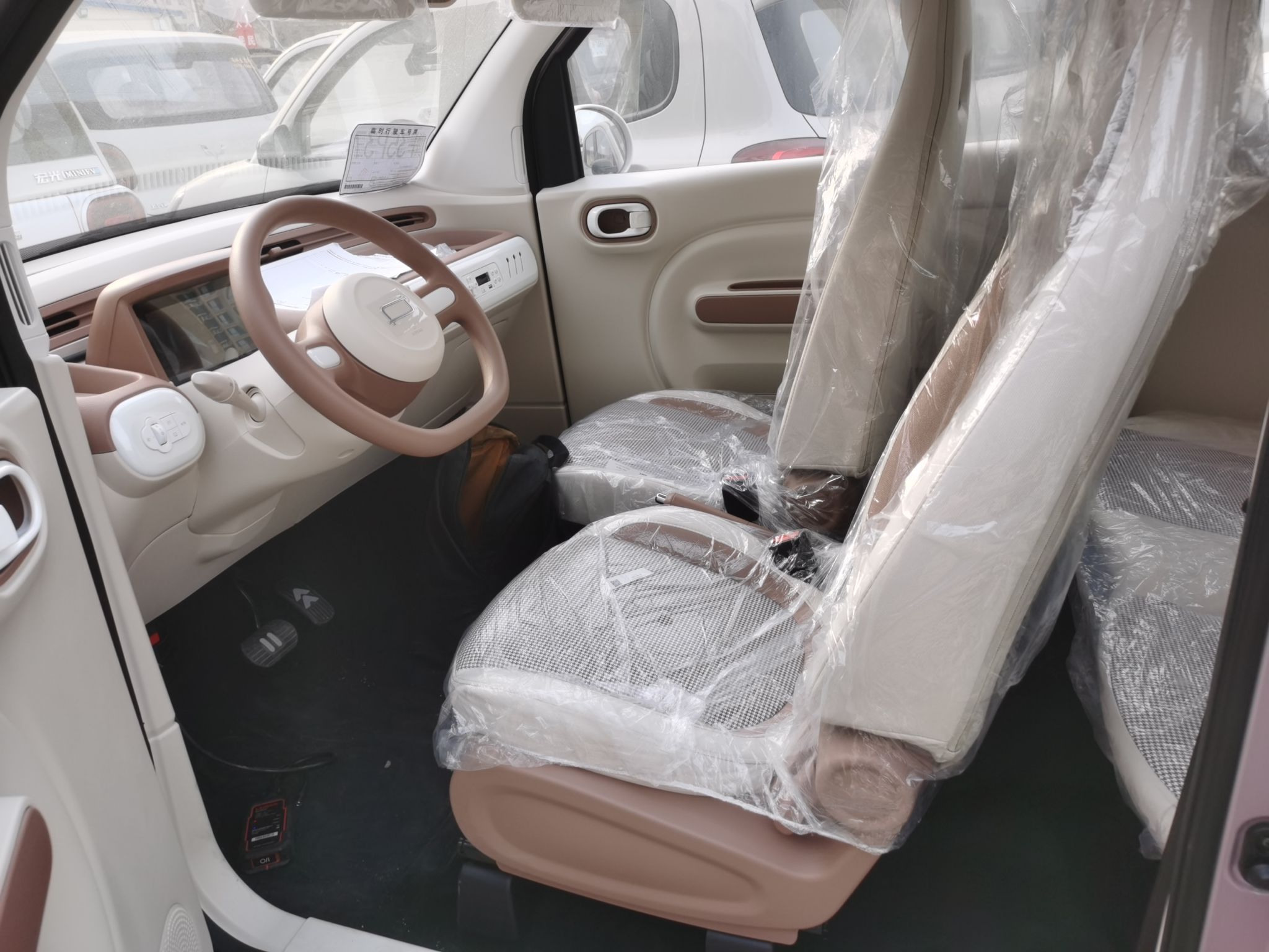 المقاعد الأمامية داخل السيارة