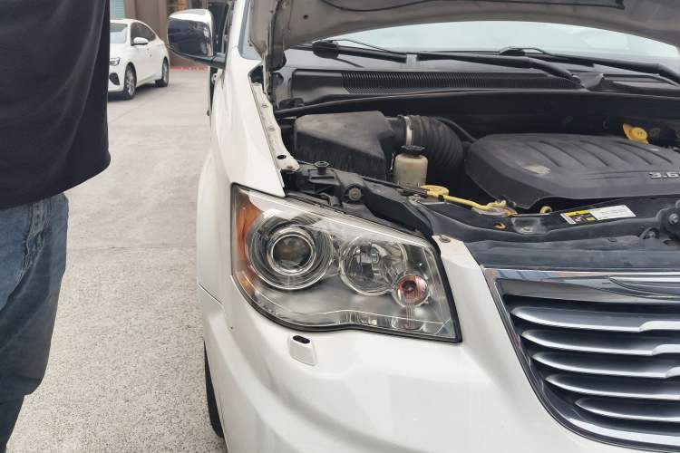 Used Chrysler Grand Voyager 2013 3.6L Luxury Edition Right Front Headlight