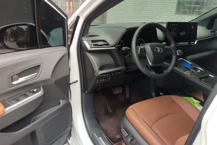 Used Toyota SIENNA 2026 Model 2.5L Dual-Engine Four-Wheel-Drive Premium Edition Driver Seat