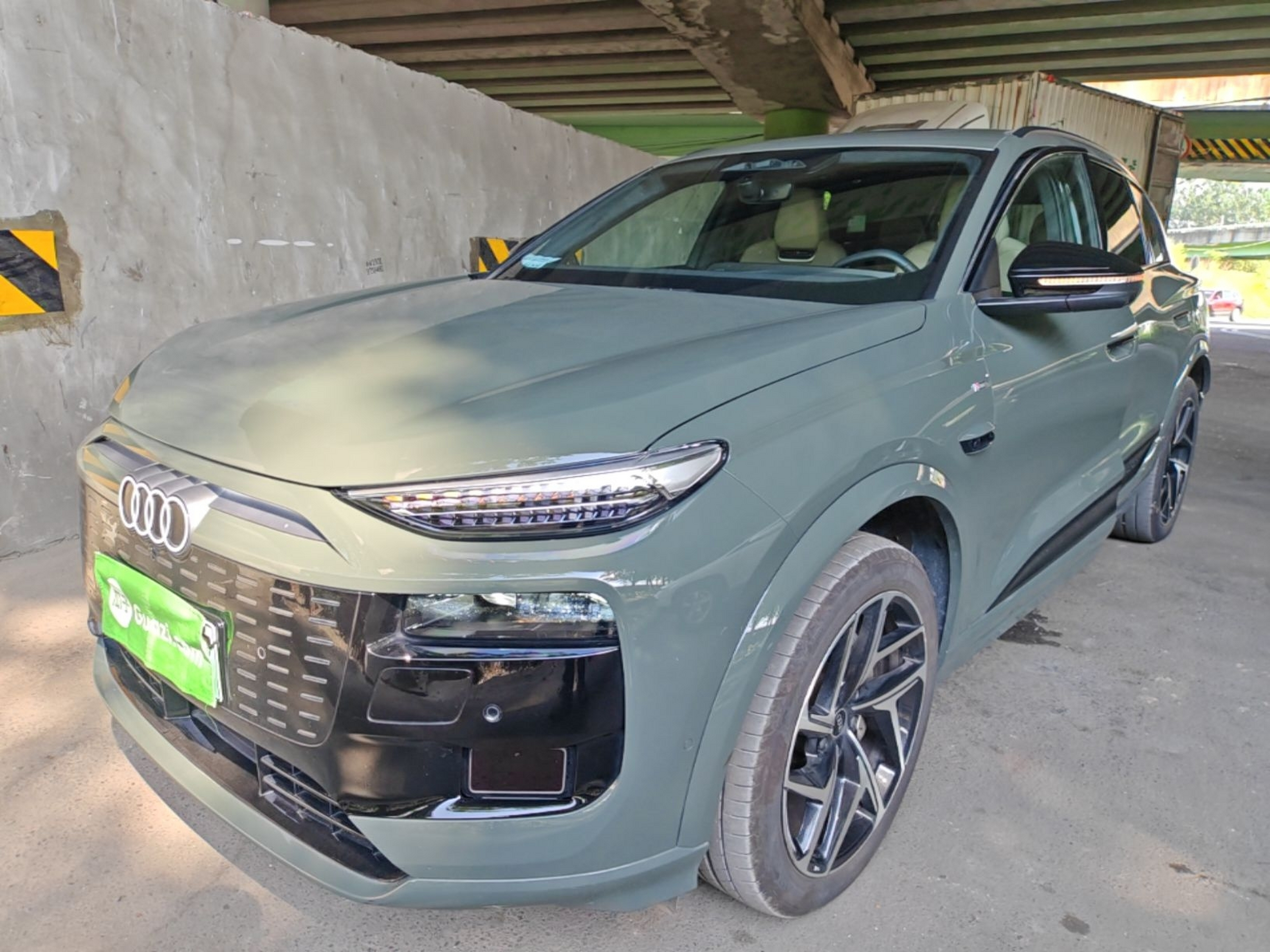 Под передней частью автомобиля