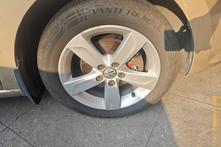 Used Volkswagen Santana 2013 1.6L Manual Comfort Edition Right Front Wheel Hub