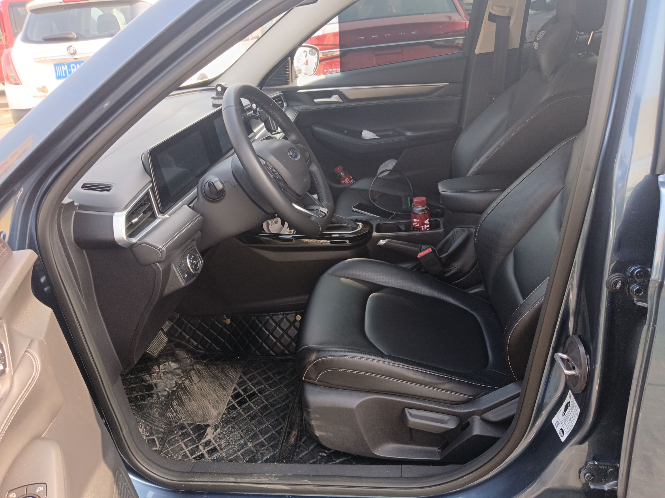 المقاعد الأمامية داخل السيارة