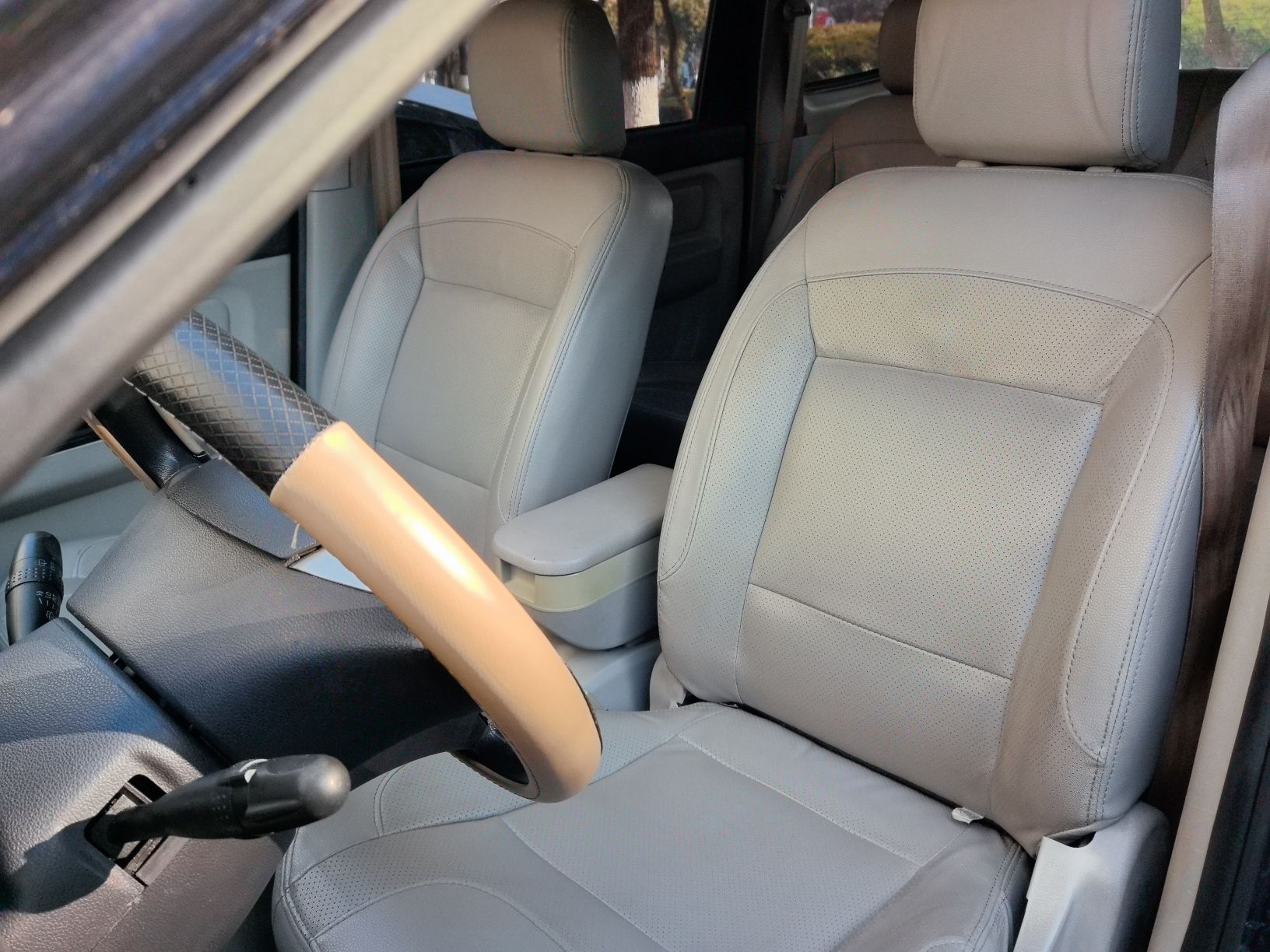 Переднее сиденье в автомобиле