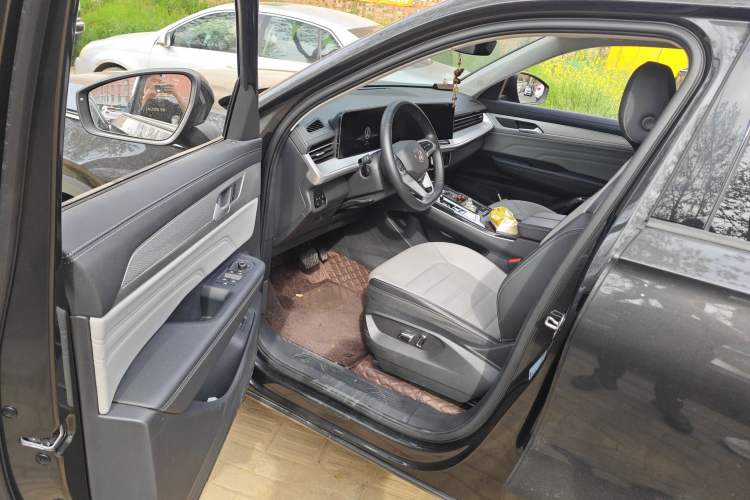 Used Volkswagen Tavendor 2024 330TSI Luxury Touring - All-Inclusive Edition Driver Seat