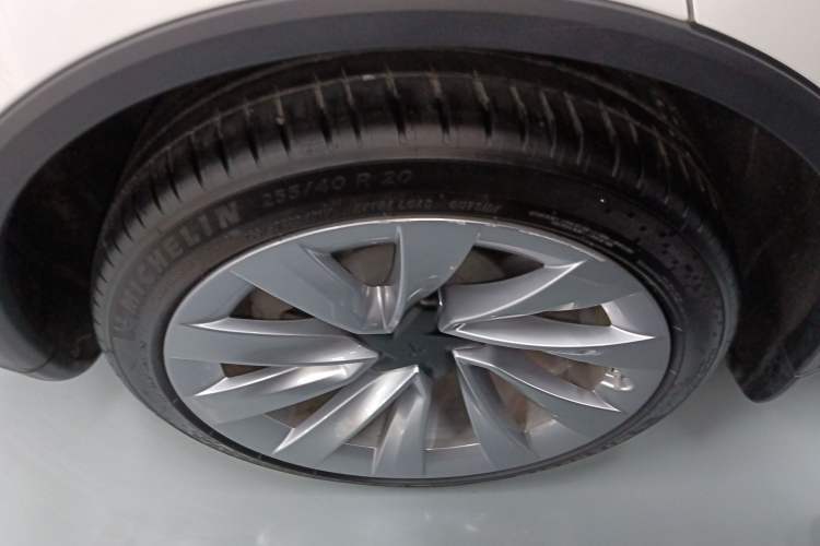 Used Tesla Model Y 2025 Long-Range All-Wheel-Drive Version