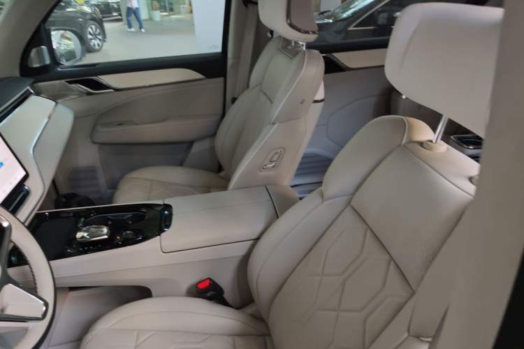 Used Volvo EM90 2025 Ultra Six-Seater