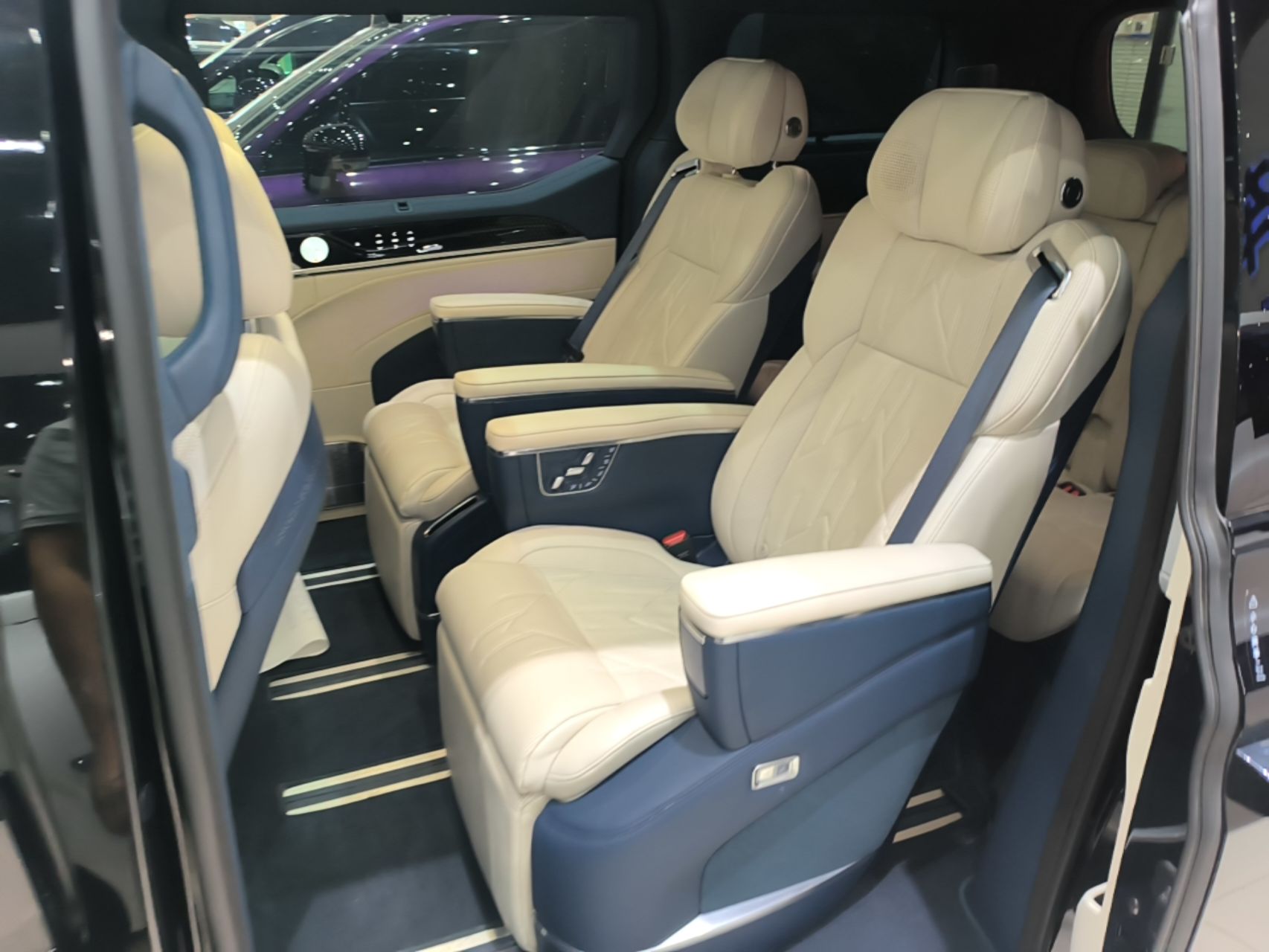Zeekr 009 2024 7-Seater Walk-Through Version Four-Wheel Drive 108 kWh — снимка 20