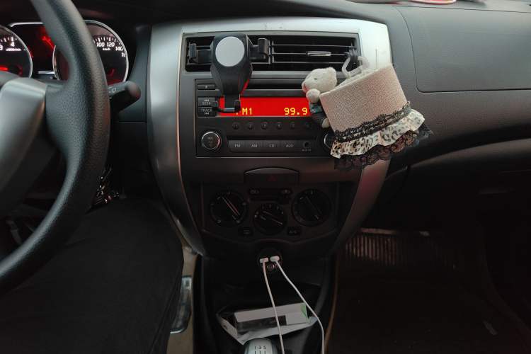 Used Nissan Livina 2013 Jingrui 1.6XL Manual Comfort Edition Audio And AC Panel