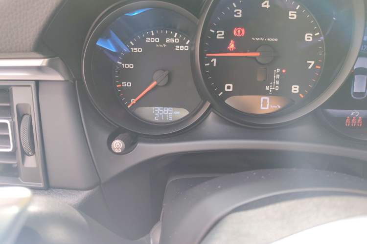 Used Porsche Macan 2021 Macan 2.0T Odometer Close Up