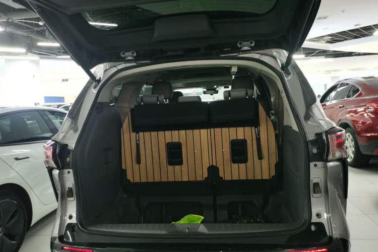 Used Toyota Granvia 2022 2.5L Hybrid Premium Edition
