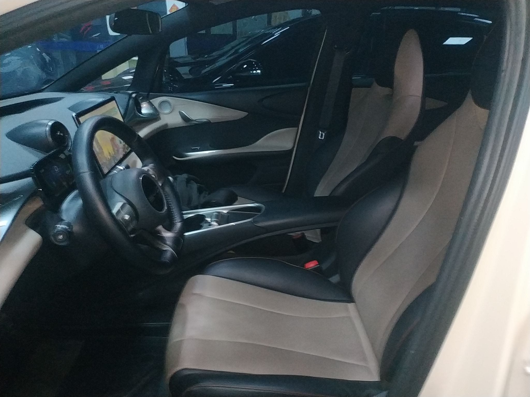 المقاعد الأمامية داخل السيارة