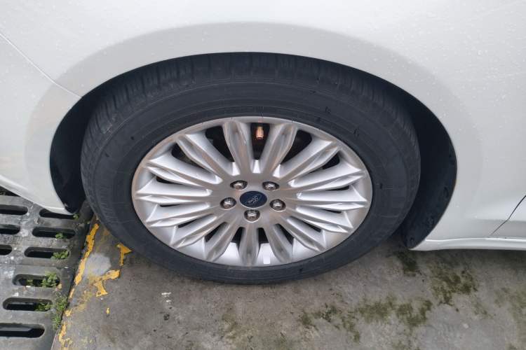 Used Ford Mondeo 2013 2.0L GTDi 200 Luxury Model Left Front Wheel Hub