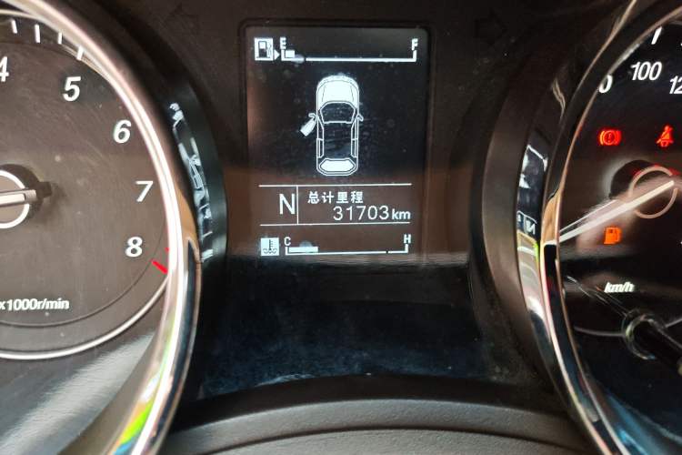 Used Baojun 730 2016 1.8L iAMT Luxury Model 7 Seats Odometer Close Up