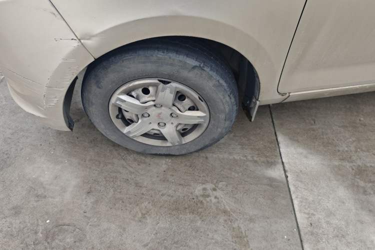 Used Wuling Rongguang V 2015 1.5L Practical Version Left Front Wheel Hub